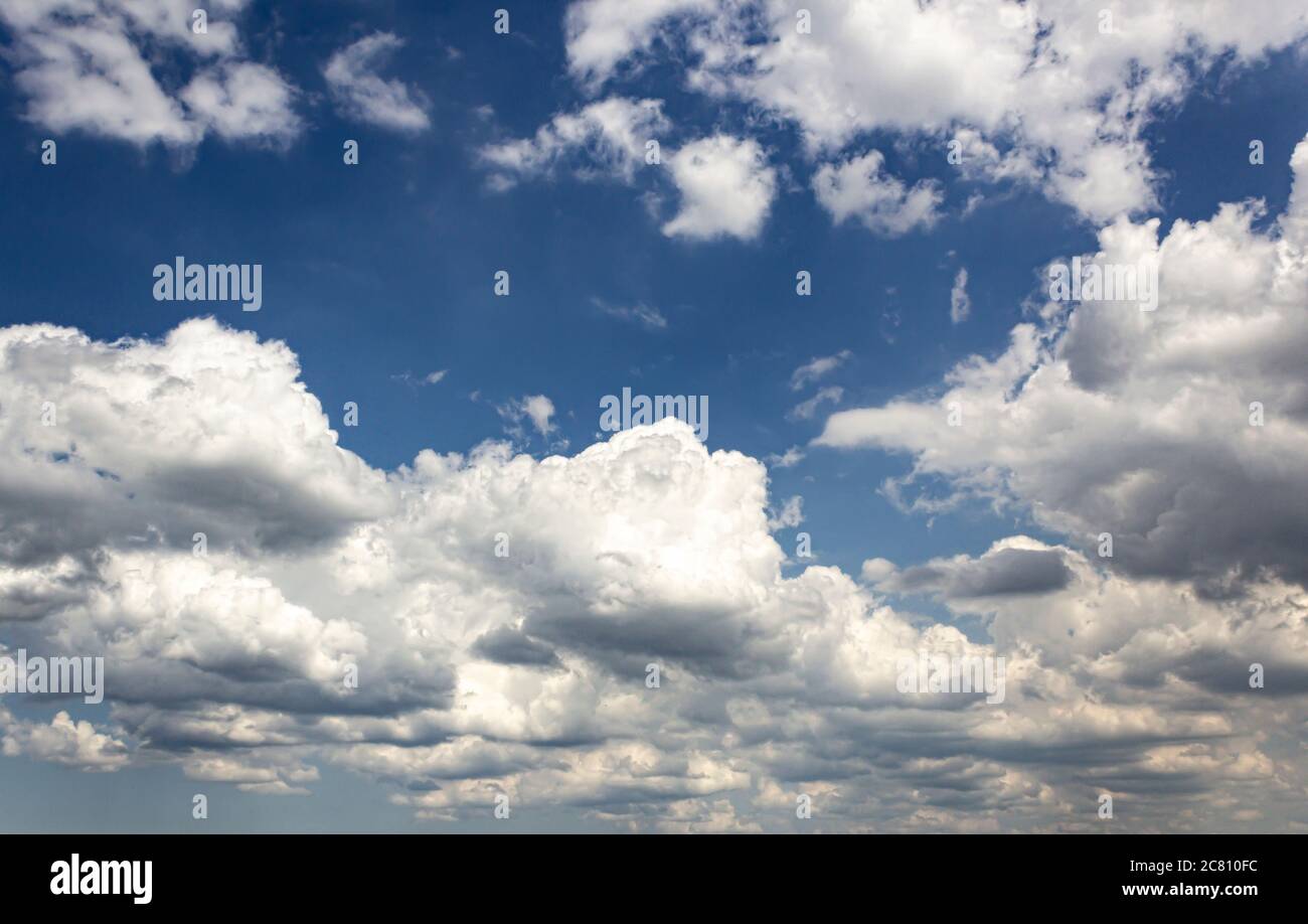 Die Wolken. Frühling, Wolken, Himmel, Kumulus, Wind Stockfoto