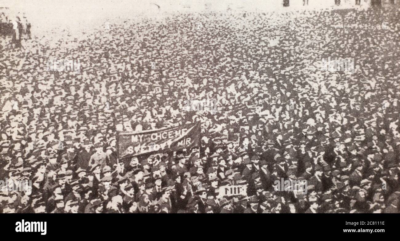 Demonstration der Arbeiter in Kladno am 14. Oktober 1918, die den universellen Frieden forderten. Stockfoto