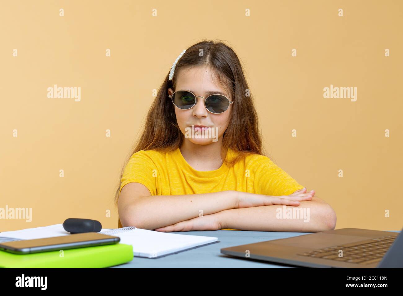 Fokussierte junge europäische Mädchen Geschäftsfrau in Sonnenbrille oder Student Blick auf die Kamera, ernsthafte schwarze Teenager arbeiten oder mit Computer zu studieren Stockfoto