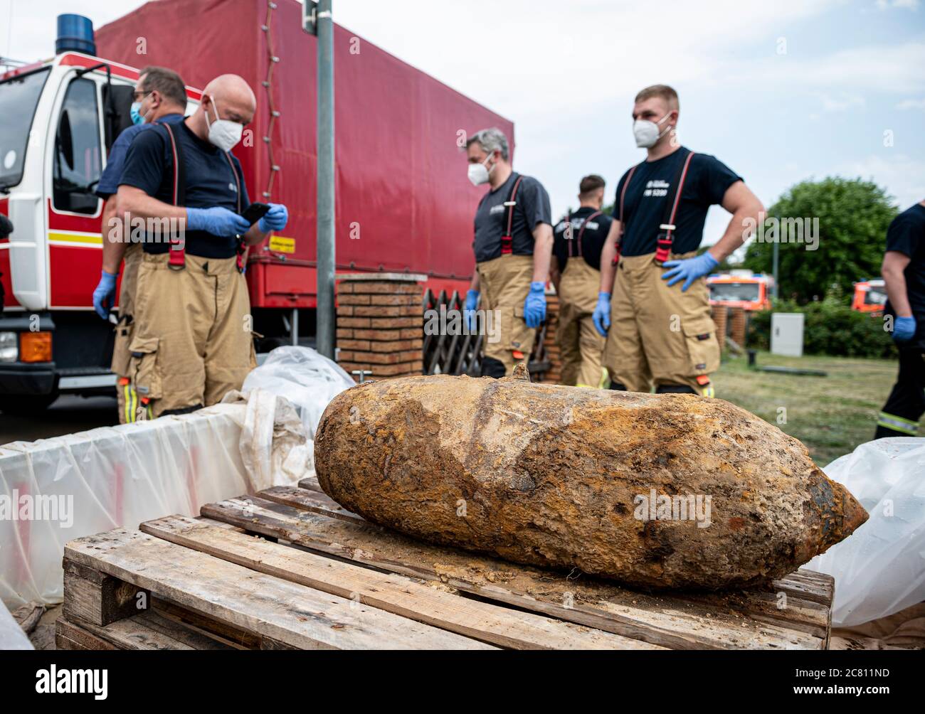 Berlin, Deutschland. Juli 2020. Die entschärfende Bombe des Zweiten Weltkriegs liegt auf einer Palette. Die 250 Kilogramm schwere Bombe nach britischem Muster war am Freitag im Bezirk Britz gefunden worden. Etwa 1750 Menschen mussten den 500 Meter Radius der Schranke verlassen. Quelle: Fabian Sommer/dpa/Alamy Live News Stockfoto