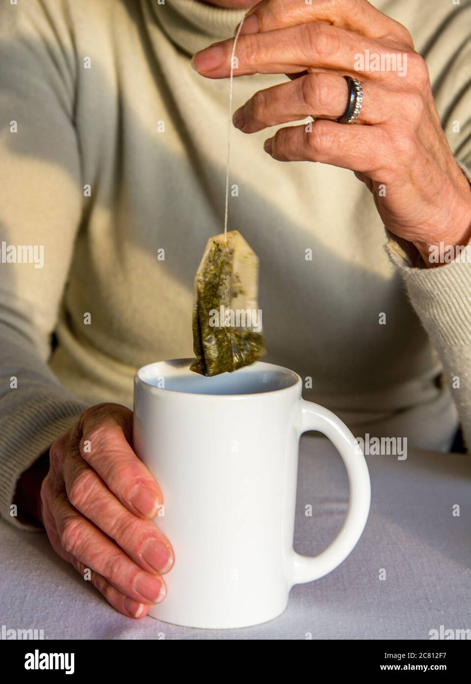 Tasse Tee und Teebeutel Stockfoto