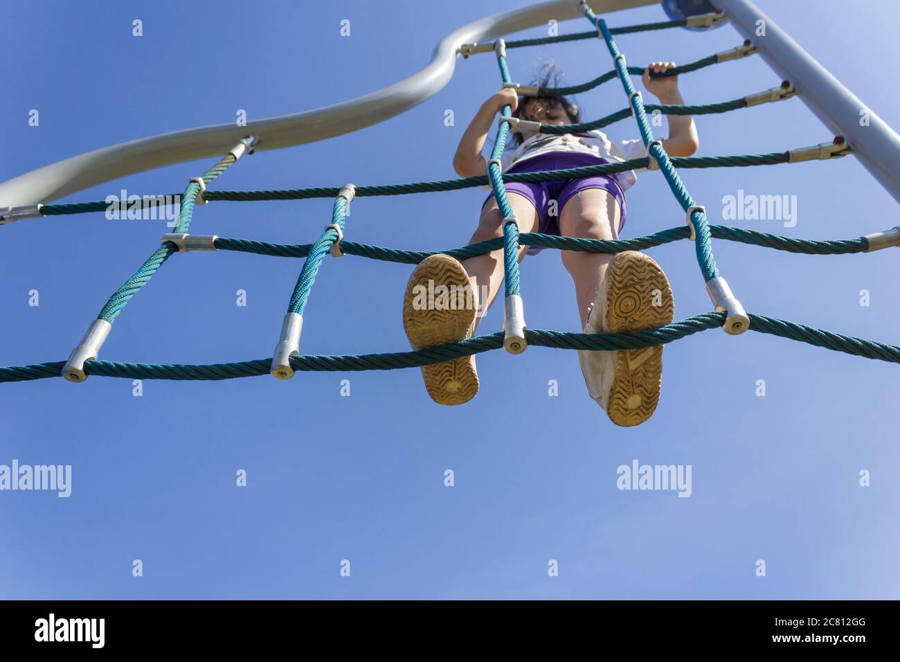 Teenage-Mädchen spielt auf dem Laufstall Stockfoto