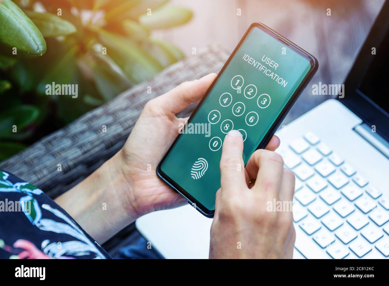 Elektronische Zahlung - Eingabe von PIN-Code in der mobilen App zur Personenidentifikation Stockfoto