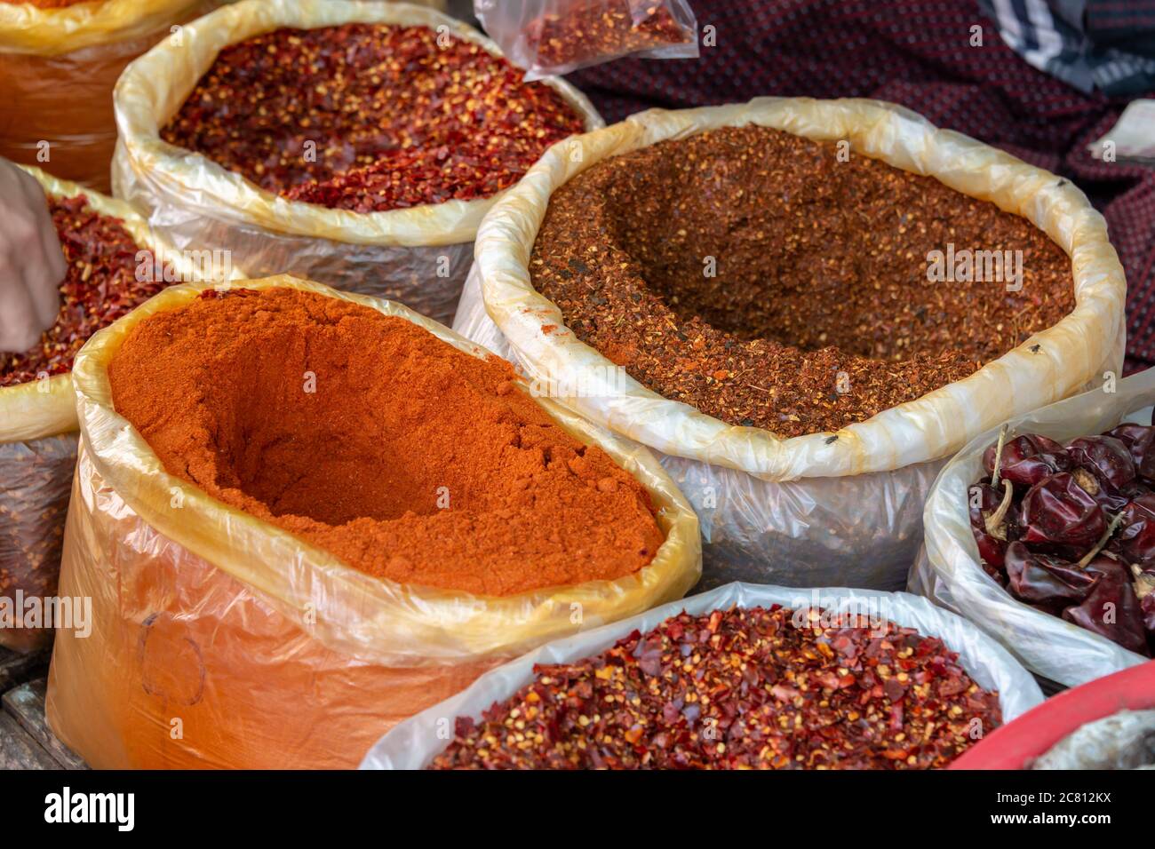 Curry und Gewürze auf dem Lebensmittelmarkt in Yangon Burma, Myanmar Stockfoto