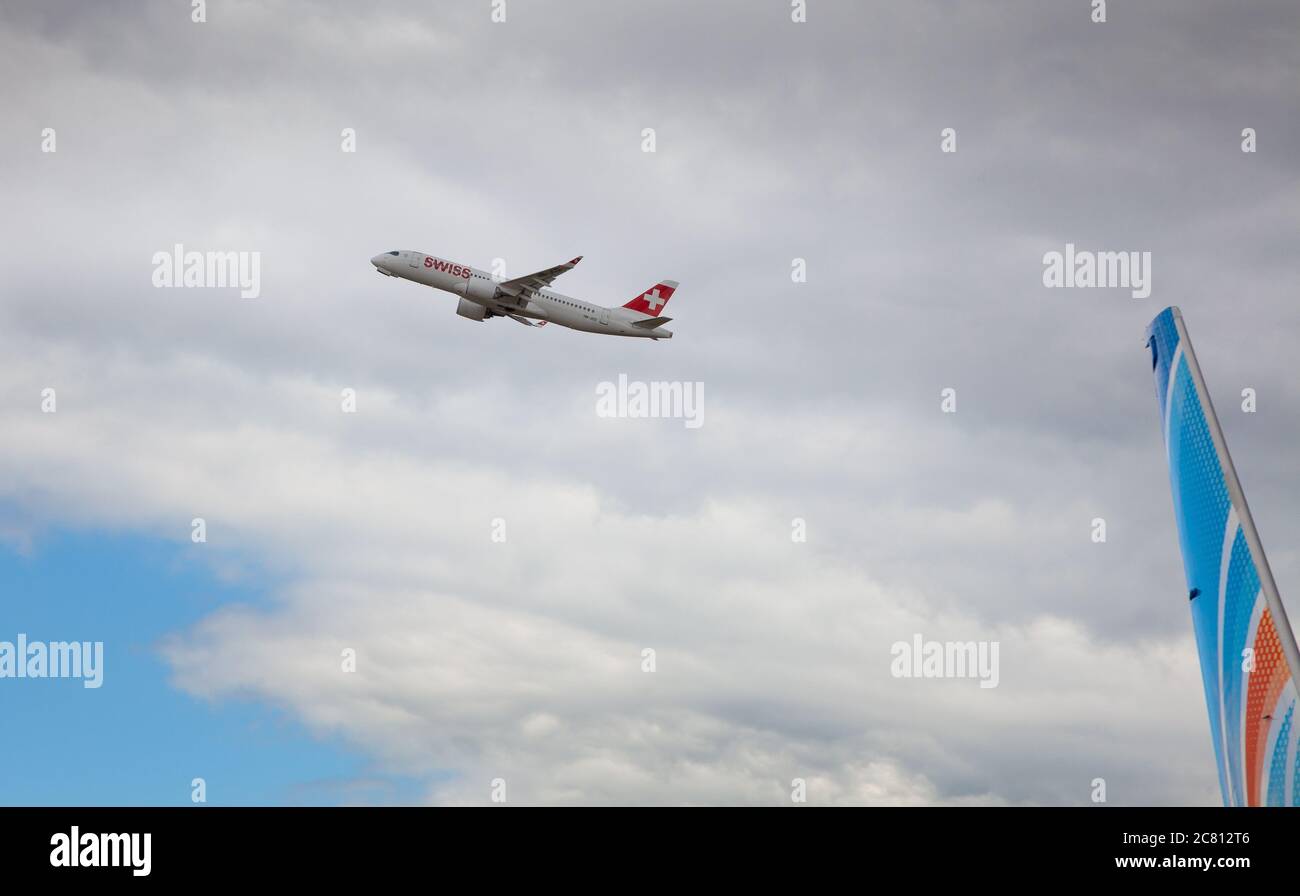 Ukraine, Kiew - 8. Juli 2020: Passagierflugzeug. AIRBUS A220 - MSN 55013 - HB-JCD. SWISS International Air Lines. Internationaler Flughafen Boryspil Stockfoto