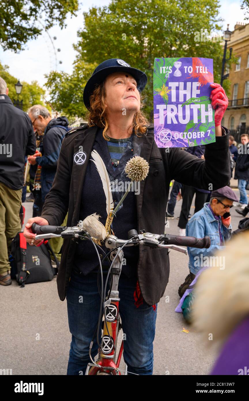 LONDON - 18. OKTOBER 2019: Vertikale Aufnahme des exzentrischen Aussterbens Rebellion Protestler mit einem Protestschild Stockfoto