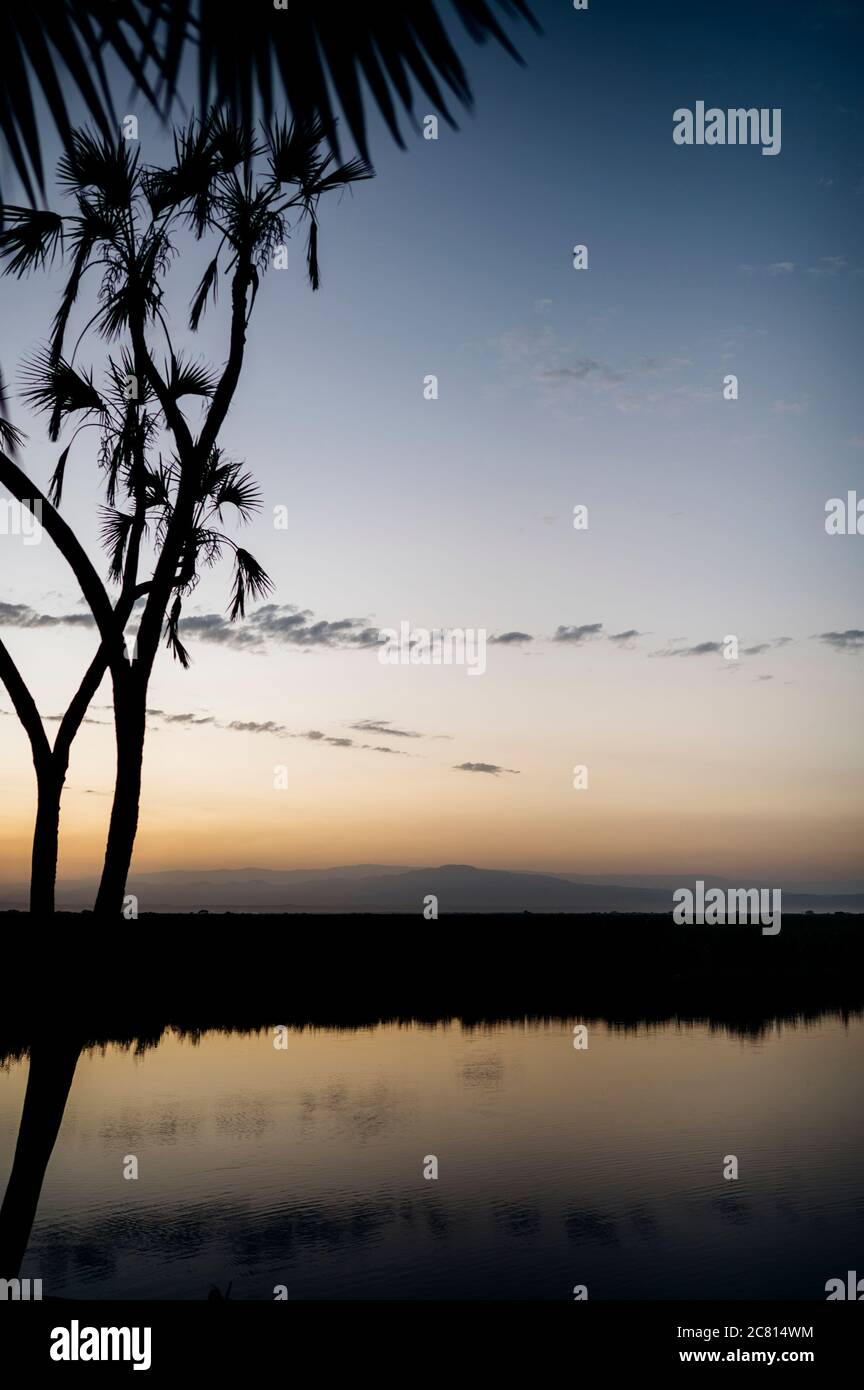 Sonnenuntergang über der natürlichen heißen Quelloase in der Doho Safari Lodge in der Afar Region von Äthiopien. Stockfoto