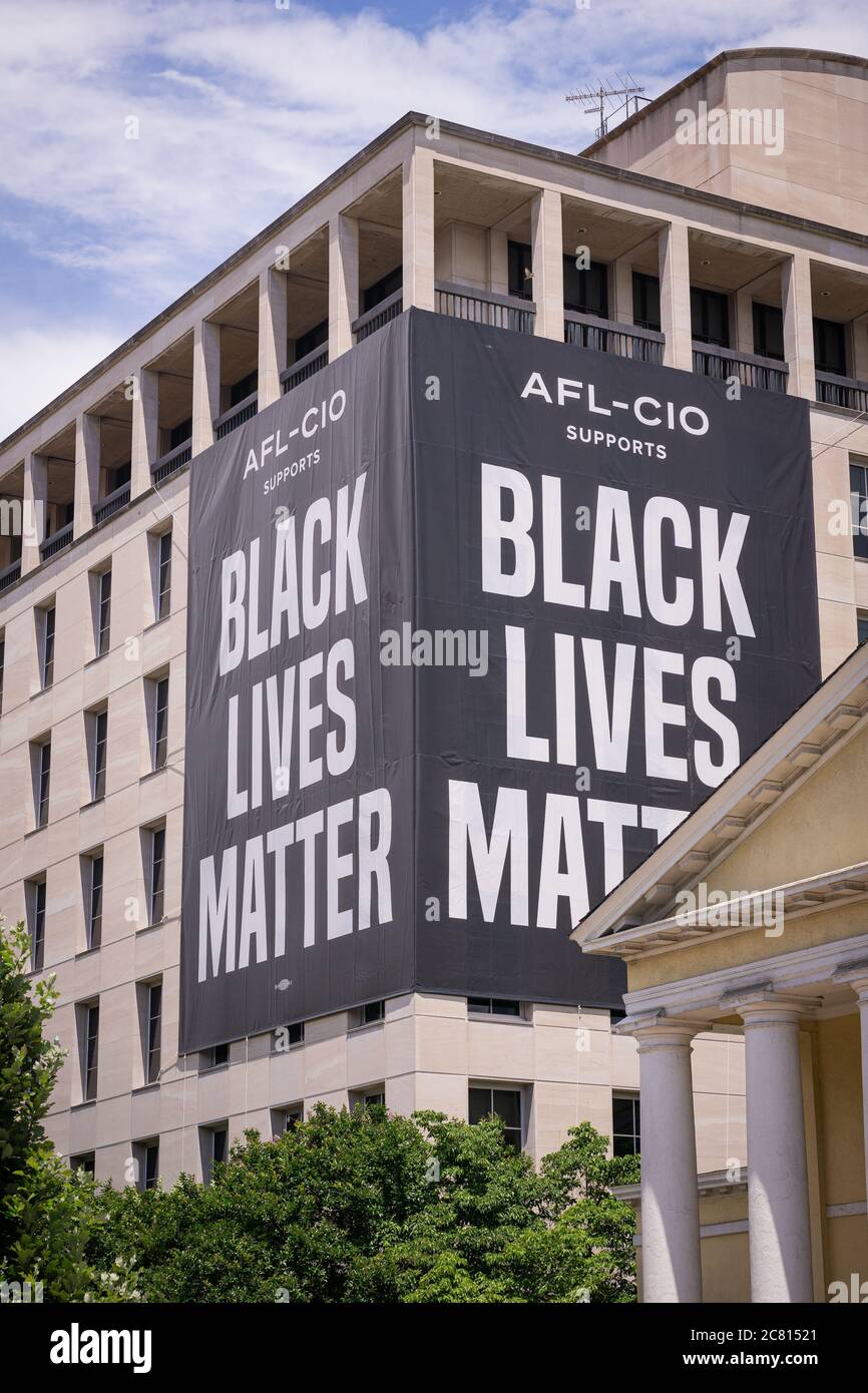 ALEXANDRIA, USA - 19. Jun 2020: Washington D.C./USA - 19. Juni 2020: Ein riesiges Banner der Schwarzen Leben, das auf einem Gebäude drapiert ist, das überblickt Stockfoto