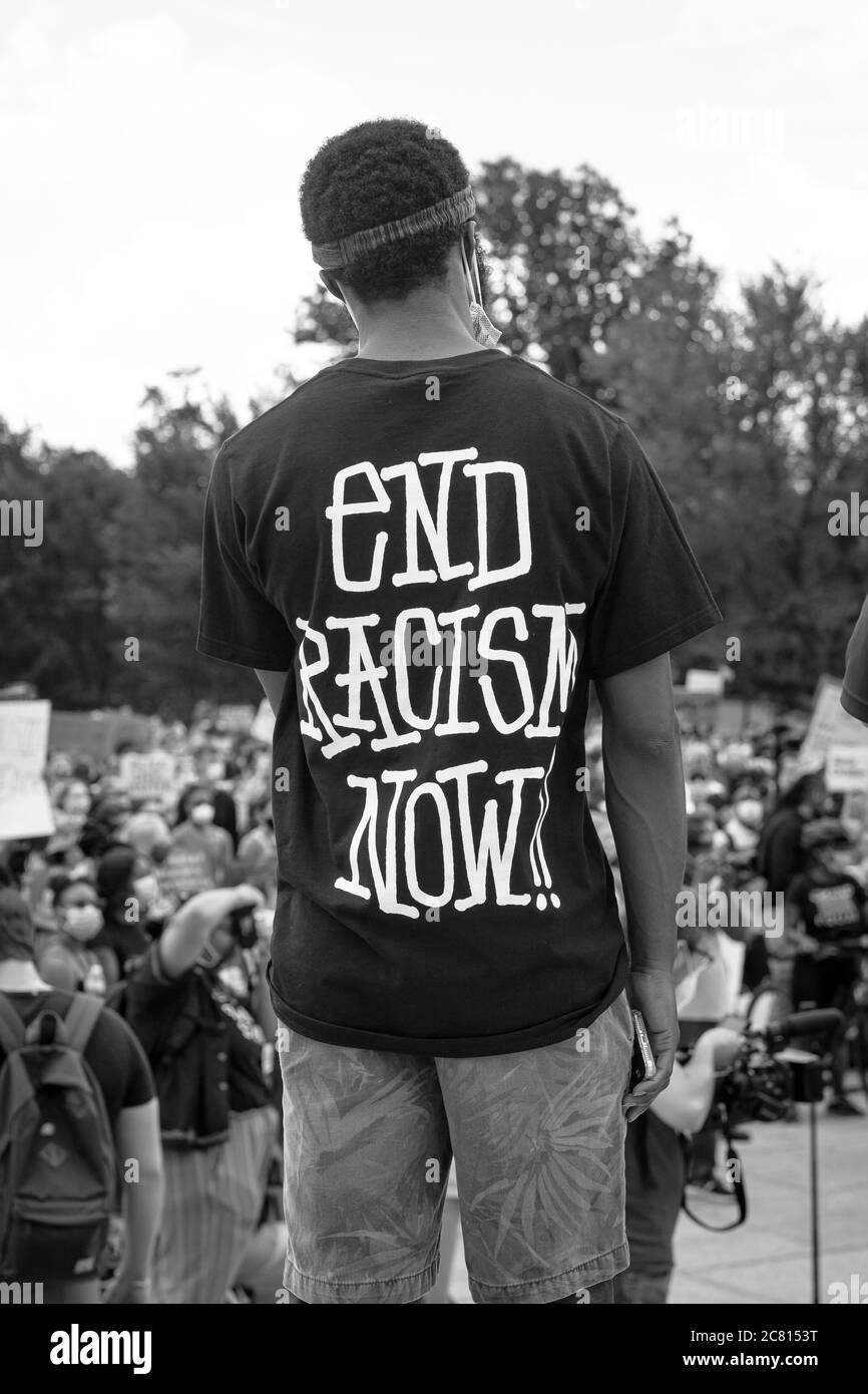 WASHINGTON D.C., USA - 19. Jun 2020: Washington D.C./USA-EIN Foto eines Protesters der Schwarzen Leben mit einem Hemd mit der Aufschrift 'beendet Rassismus jetzt.' Thi Stockfoto