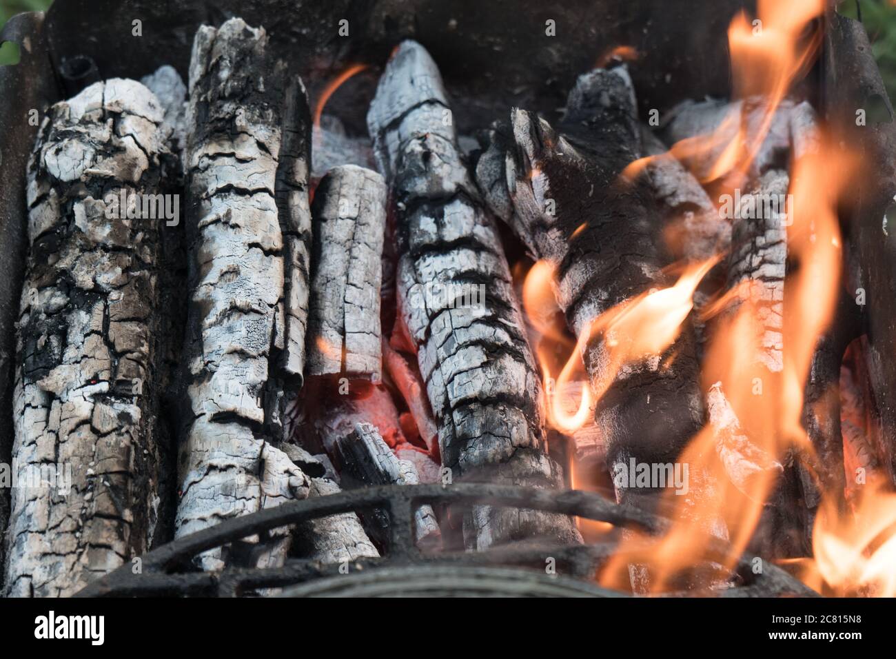 Holzkohlkocher brennenden Grill. Natur Grill brennen Stockfoto