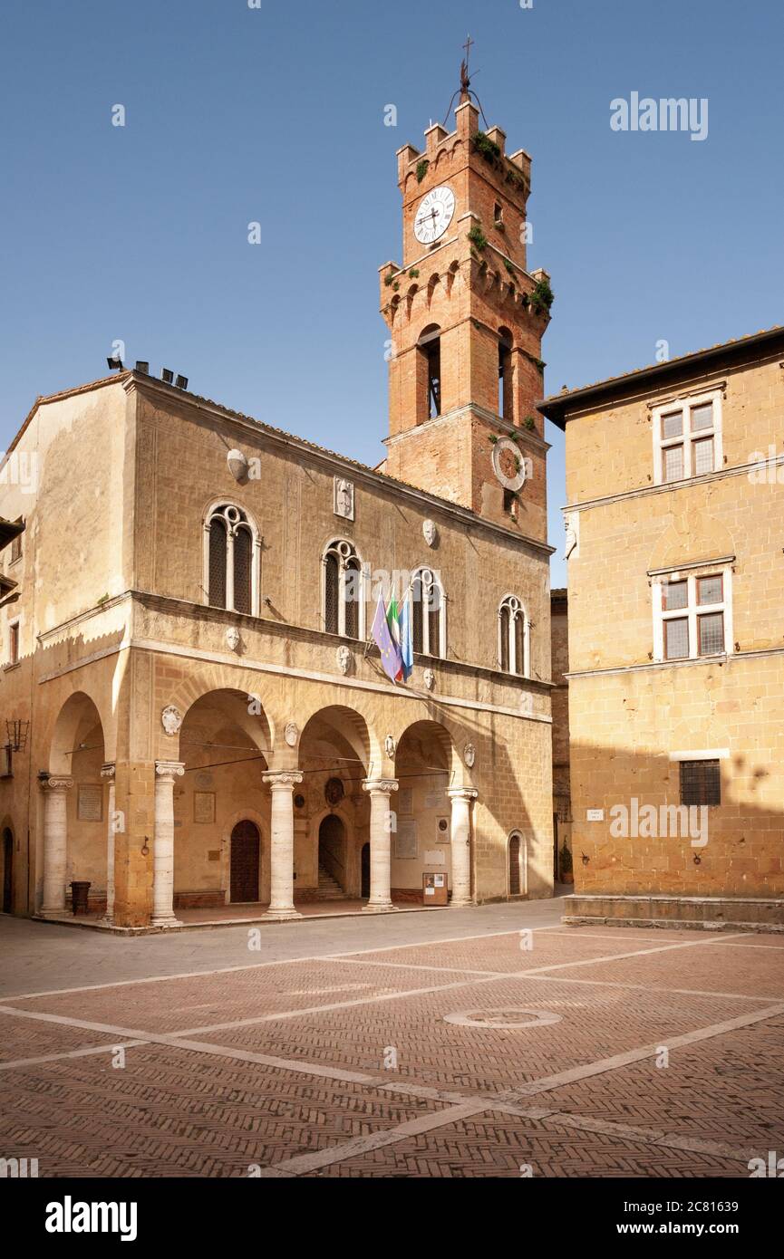 Typischer italienischer kleiner Stadtplatz. Piazza Pio II und Uhrturm im toskanischen Dorf Pienza im Val d'Orca Süd Toskana Italien Stockfoto