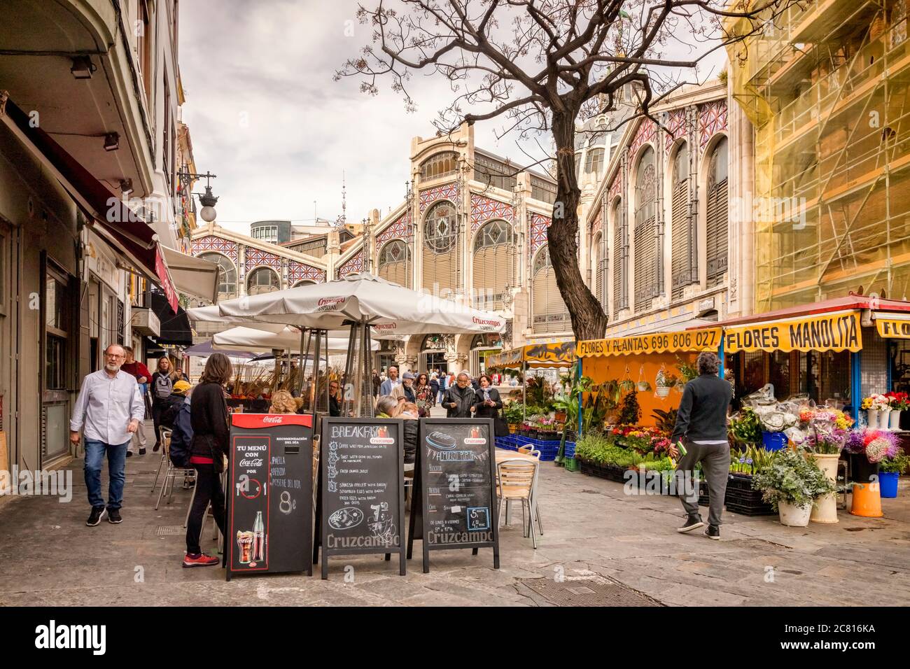 3. März 2020: Valencia, Spanien - Stände und Café vor dem Zentralmarkt, Valencia. Stockfoto