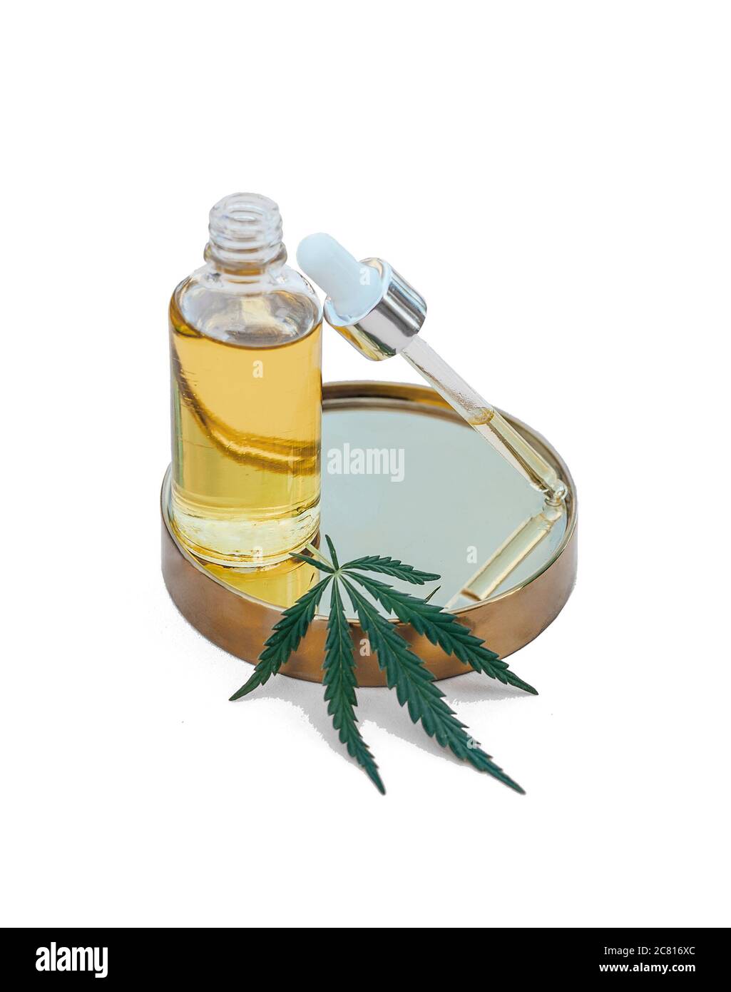 Glasflasche und tropfender CBD-ÖL, THC-Tinktur und Cannabisblätter auf isoliertem weißem Hintergrund. Laborproduktion von Kosmetika mit CBD-Öl. Stockfoto