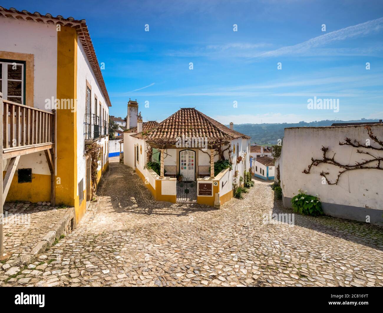 11. März 2020: Obidos, Portugal - Straßen und Häuser in der ummauerten Stadt Obidos. Stockfoto