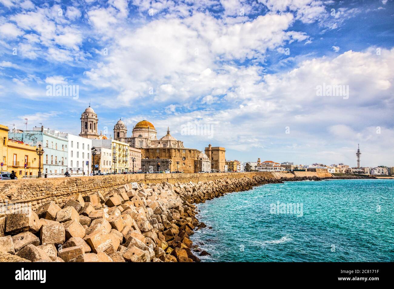 12. März 2020: Cadiz, Spanien - Blick entlang der Meeresmauer und Avenido Campo del Sur, einschließlich der Kathedrale, Cadiz. Stockfoto