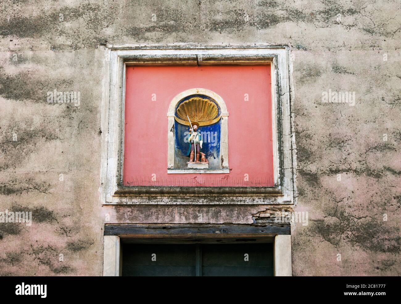 Dekorative Nische über der Kirchentür, Italien Stockfoto