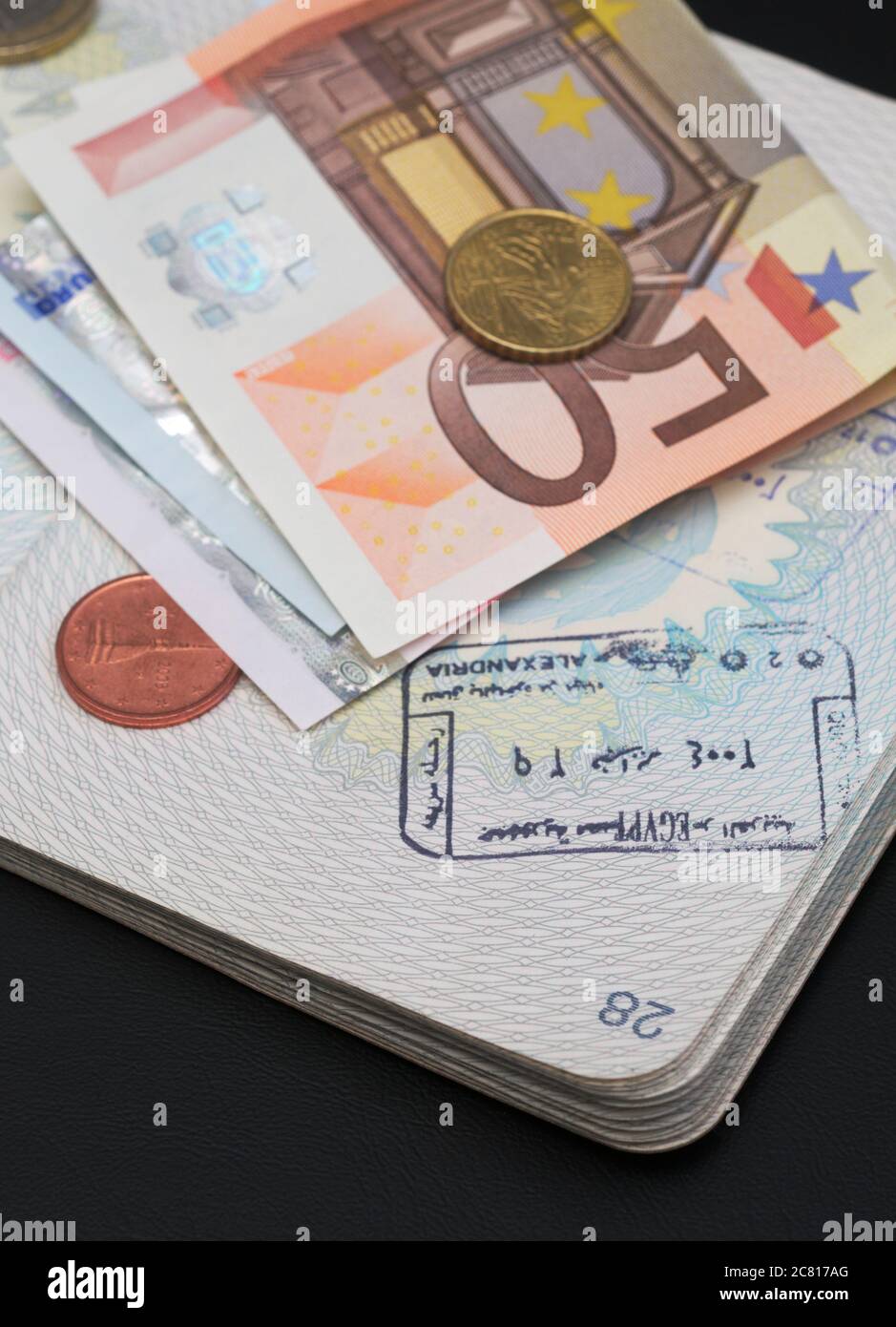 euro Währung und Passseite mit Briefmarken Stockfoto