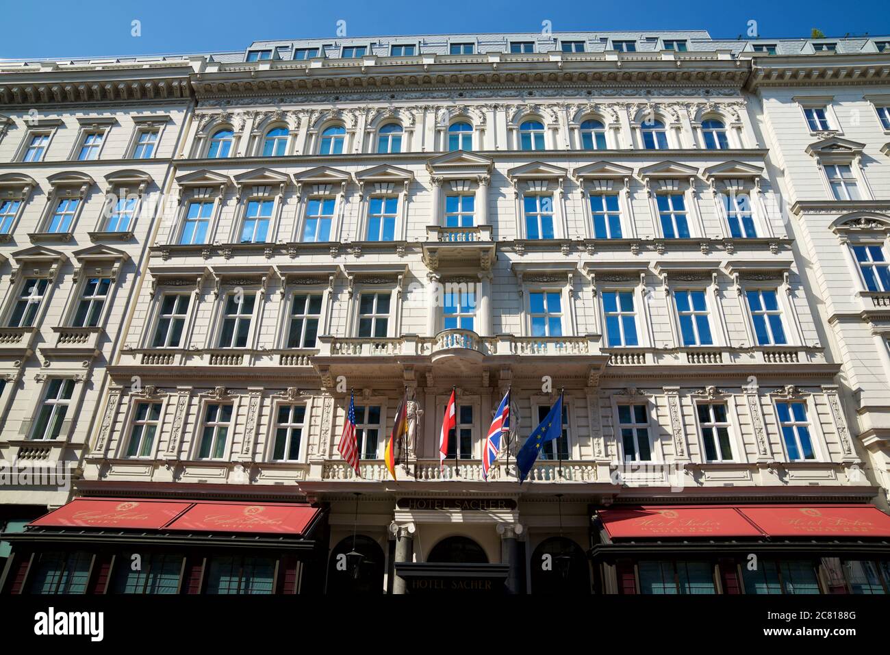 Wien, Österreich - 25. Juni 2019: Fassade des Hotels Sacher, Ort der Dreharbeiten zum Film der Dritte Mann von Orson Welles. Stockfoto