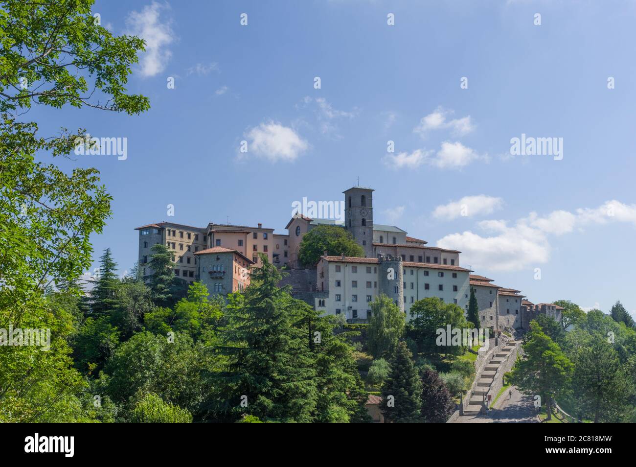 Castelmonte, Italien (20. Juli 2020) - das Heiligtum der Heiligen Jungfrau Maria (Santuario della Beata vergine) von Castelmonte datiert auf XV Jahrhundert Stockfoto