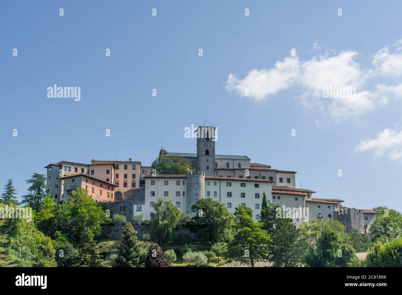 Castelmonte, Italien (20. Juli 2020) - das Heiligtum der Heiligen Jungfrau Maria (Santuario della Beata vergine) von Castelmonte datiert auf XV Jahrhundert Stockfoto
