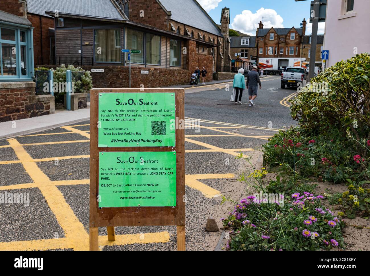 North Berwick, East Lothian, Schottland, Großbritannien, 20. Juli 2020. Kampagne gegen Covid-19-Parkplatzplan: East Lothian Council schlägt einen temporären 200-Langzeitparkplatz am berühmten Elcho Green, West Beach; Teil von "Maßnahmen für Menschen", um Menschen zu helfen, sich während der Coronavirus-Pandemie sozial zu distanzieren und Händler für den Verlust von Parkplätzen zu kompensieren, die bereits in der High Street entfernt wurden. Eine Online-Petition "West Bay Not a parking Bay", um gegen die Zerstörung des Schönheitspots zu widersprechen, hat fast 4,000 Unterschriften gesammelt.EINE Nachricht fordert die Leute auf, die Petition zu unterschreiben: Save our Seafront (SOS) Stockfoto