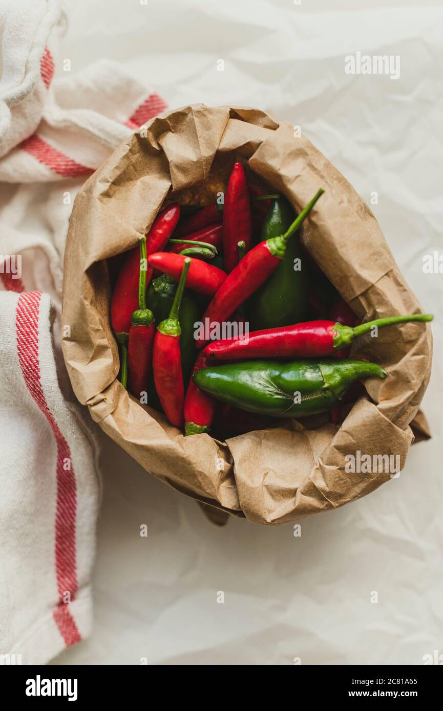 Jalepenos und Chili Peppers in Brown Paper Sack Stockfoto