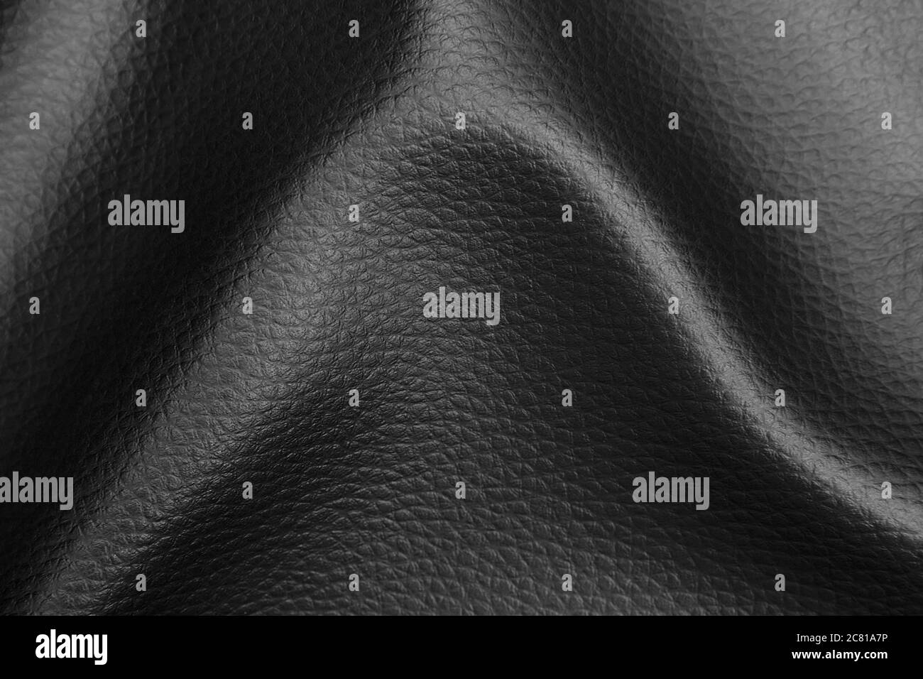 Abstrakter Hintergrund aus knittertem schwarzem Ledergewebe. Stockfoto