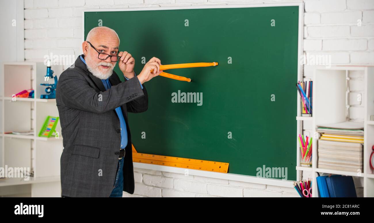 Machen Sie, wie ich. Studieren Sie Mathematik, um gute Ergebnisse zu erhalten. Senior man Lehrer verwenden Kompass-Werkzeug. Bärtige Tutor Mann zeichnen mit Kompass auf Tafel. Zurück zur Schule. Mathematische Grafik-Tools Konzept. Auf Wissen ausgerichtet. Stockfoto