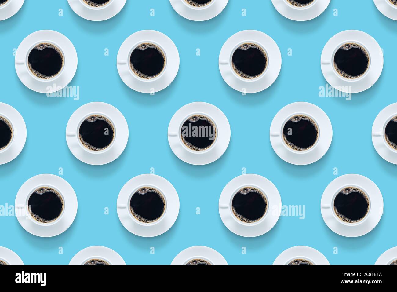 Heißer Espresso auf weißer Kaffeetasse mit Untertasse wiederholen Muster auf blauem Hintergrund isoliert Stockfoto