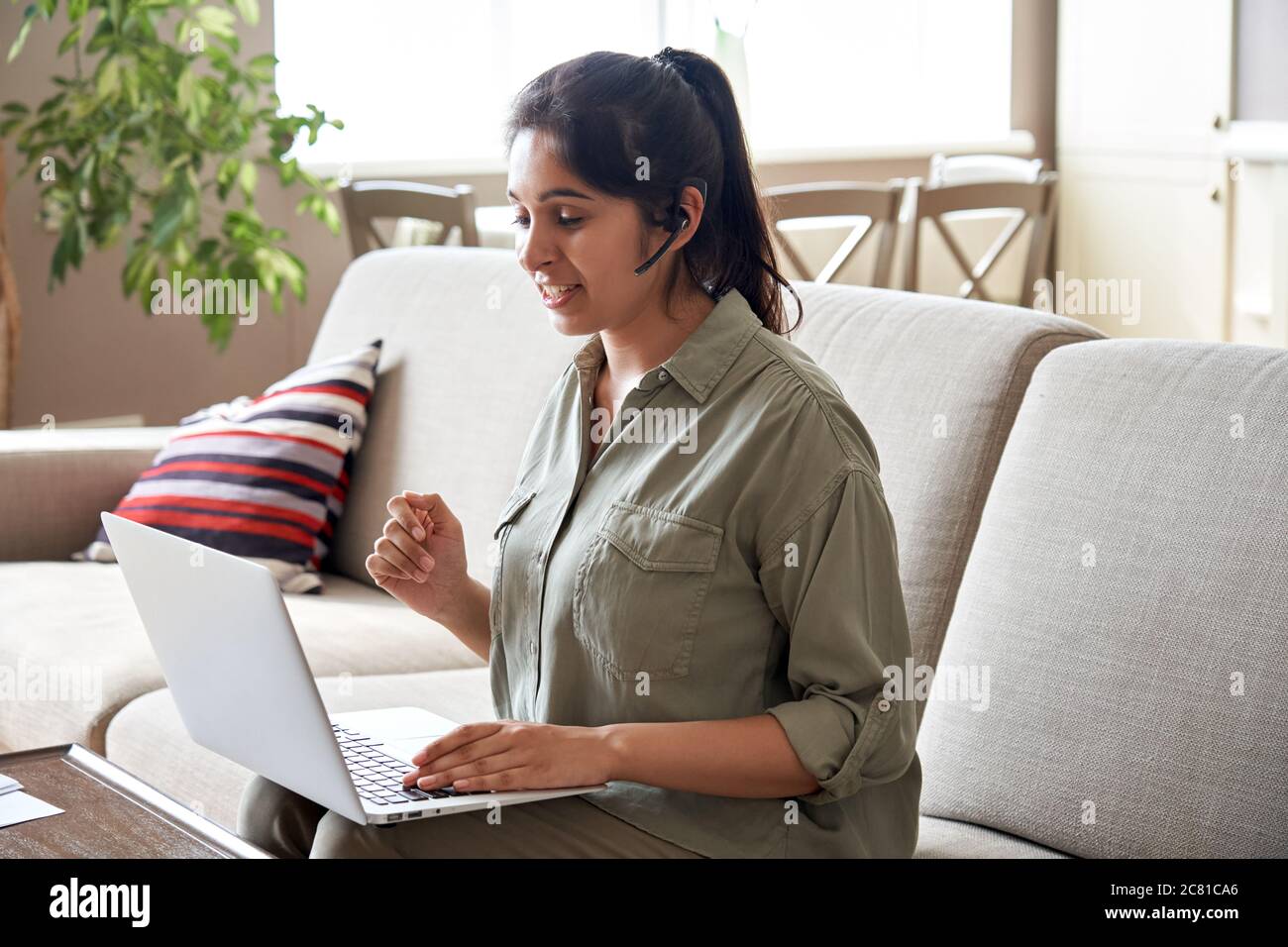 Indische Frau online Lehrer tragen Headset macht Konferenz Video-Anruf. Stockfoto