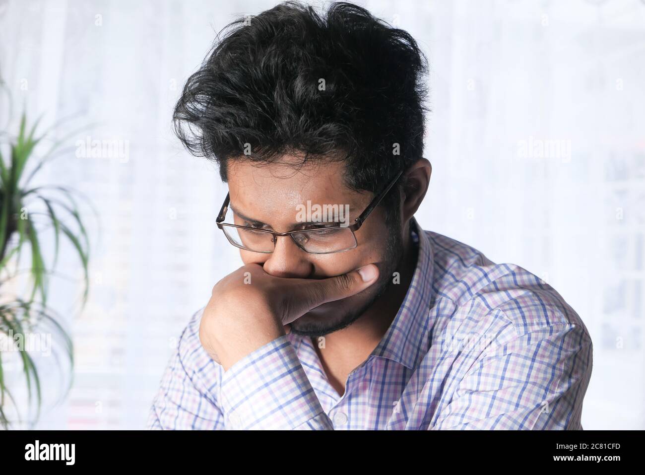 Depressiver Mann krank fühlen und besorgt über finanzielle Problem Stockfoto