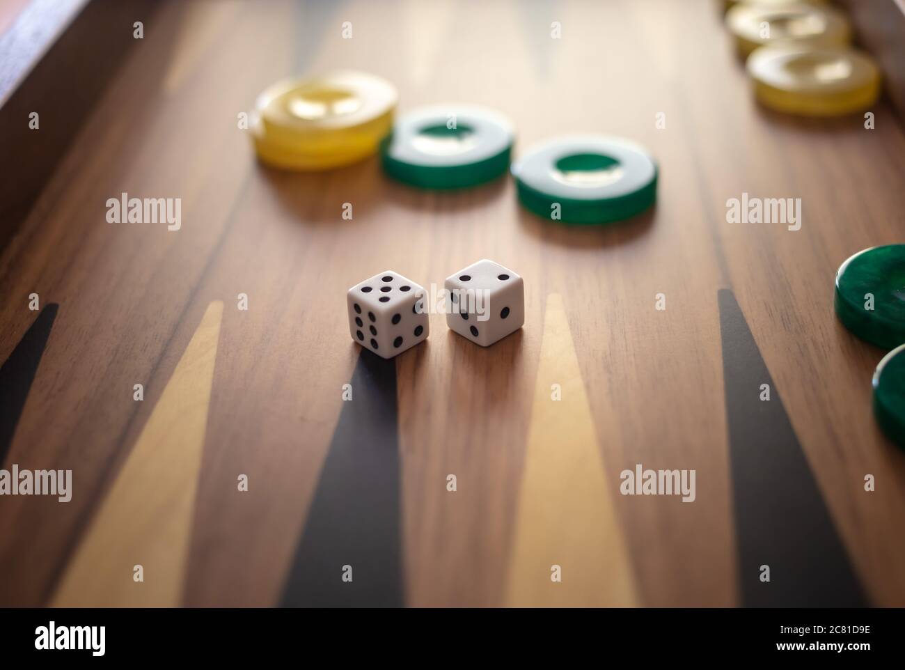 Backgammon, ein altes Tischspiel spielen. Würfel und Chips auf dem Backgammon-Brett. Strategie und Glück, Freizeit, Entertainment-Konzept. Stockfoto