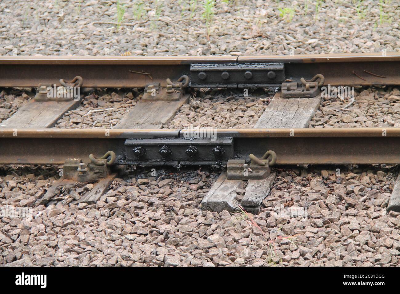 Neu ersetzte Gleisfischerplatten auf der alten Gleisbahn. Stockfoto