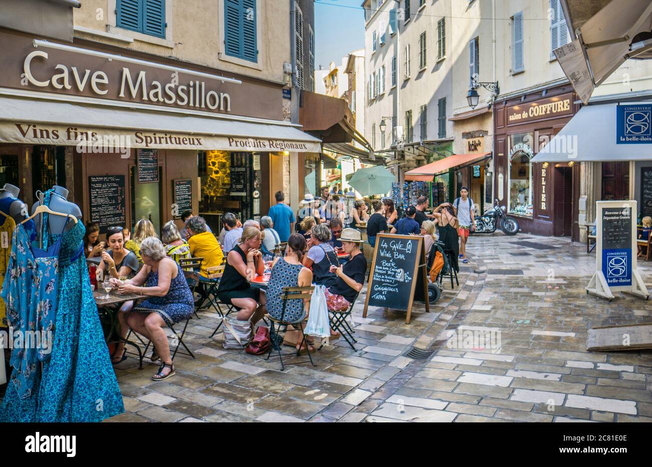 Open Air Restaurant in einer gepflasterten Gasse in der mittelalterlichen Altstadt der antiken mediterranen Stadt Hyères, Provence-Alpes-Côte d'Azur, Frankreich Stockfoto