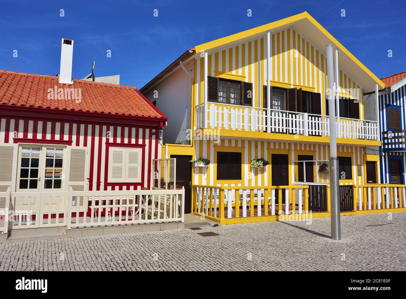 Costa Nova, Aveiro. Gestreiftes, farbiges Haus im berühmten Ferienort an der Atlantikküste, Portugal. Beliebtes Touristenziel, um Urlaub zu verbringen Zeit Stockfoto