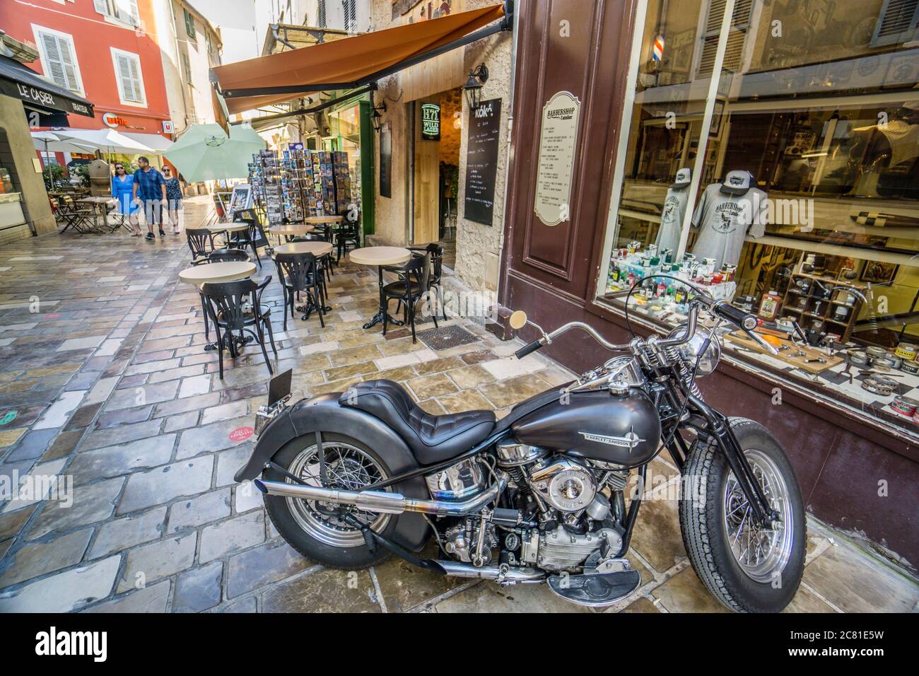 Harley Davidson Motorrad geparkt in einem gepflasterten Alleway in der mittelalterlichen Altstadt der alten mediterranen Stadt Hyères, Provence-Alpes-Côte d'Azur Stockfoto