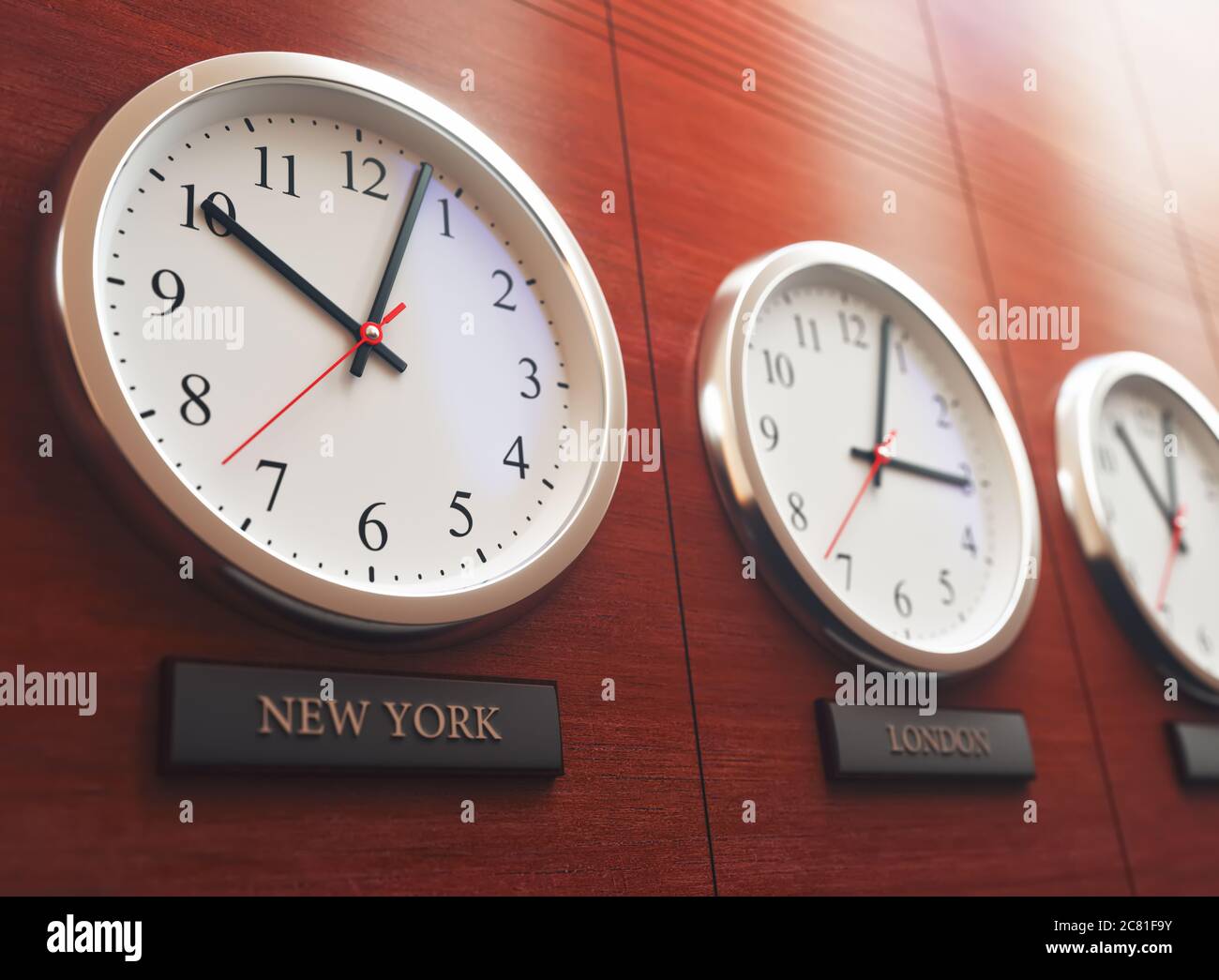 Weltzeituhr. Uhren an der Wand, die die Zeit rund um die Welt zeigen. Stockfoto