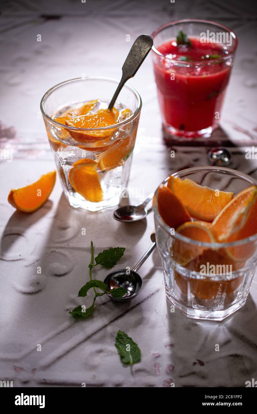 Frische Fruchtsäfte.Urlaub Vitamine in einem Glas.Süßes Dessert Wassermelone Mandarine.leckeres Essen. Stockfoto