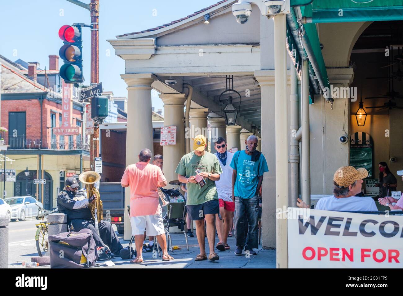 New Orleans, Louisiana/USA - 17. Juli 2020: Fußgänger und Straßenmusiker vor dem Café Du Monde im French Quarter Stockfoto