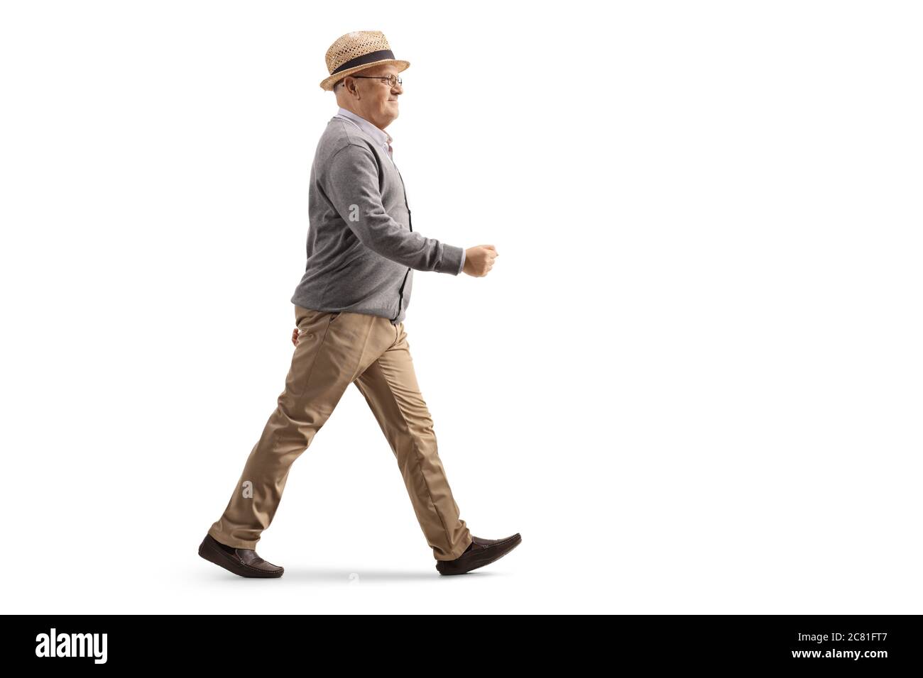 Ganzlänge Profilaufnahme eines älteren Herrn zu Fuß isoliert auf weißem Hintergrund Stockfoto