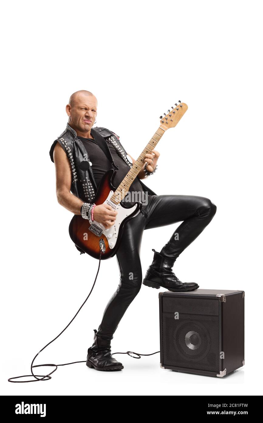 Ganzkörperaufnahme eines Rockstars, der eine Gitarre spielt, mit seinem Bein auf einem Verstärker, der auf weißem Hintergrund isoliert ist Stockfoto