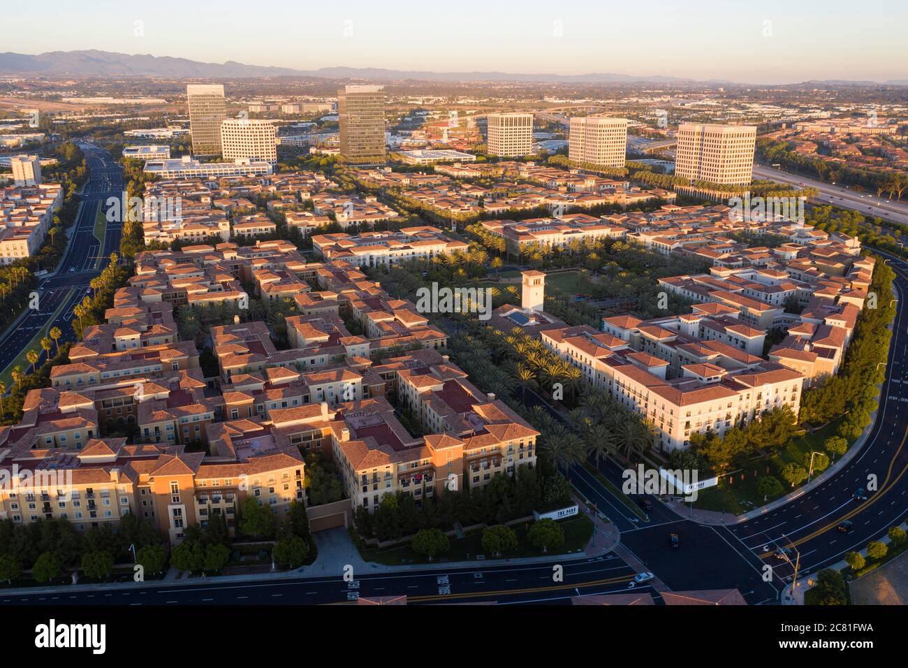 Luftaufnahme des Parks und des Dorfes mit den Türmen des Irvine Spectrum Zentrums in Südkalifornien Stockfoto