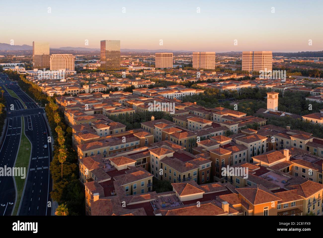 Luftaufnahme des Parks und des Dorfes mit den Türmen des Irvine Spectrum Zentrums in Südkalifornien Stockfoto