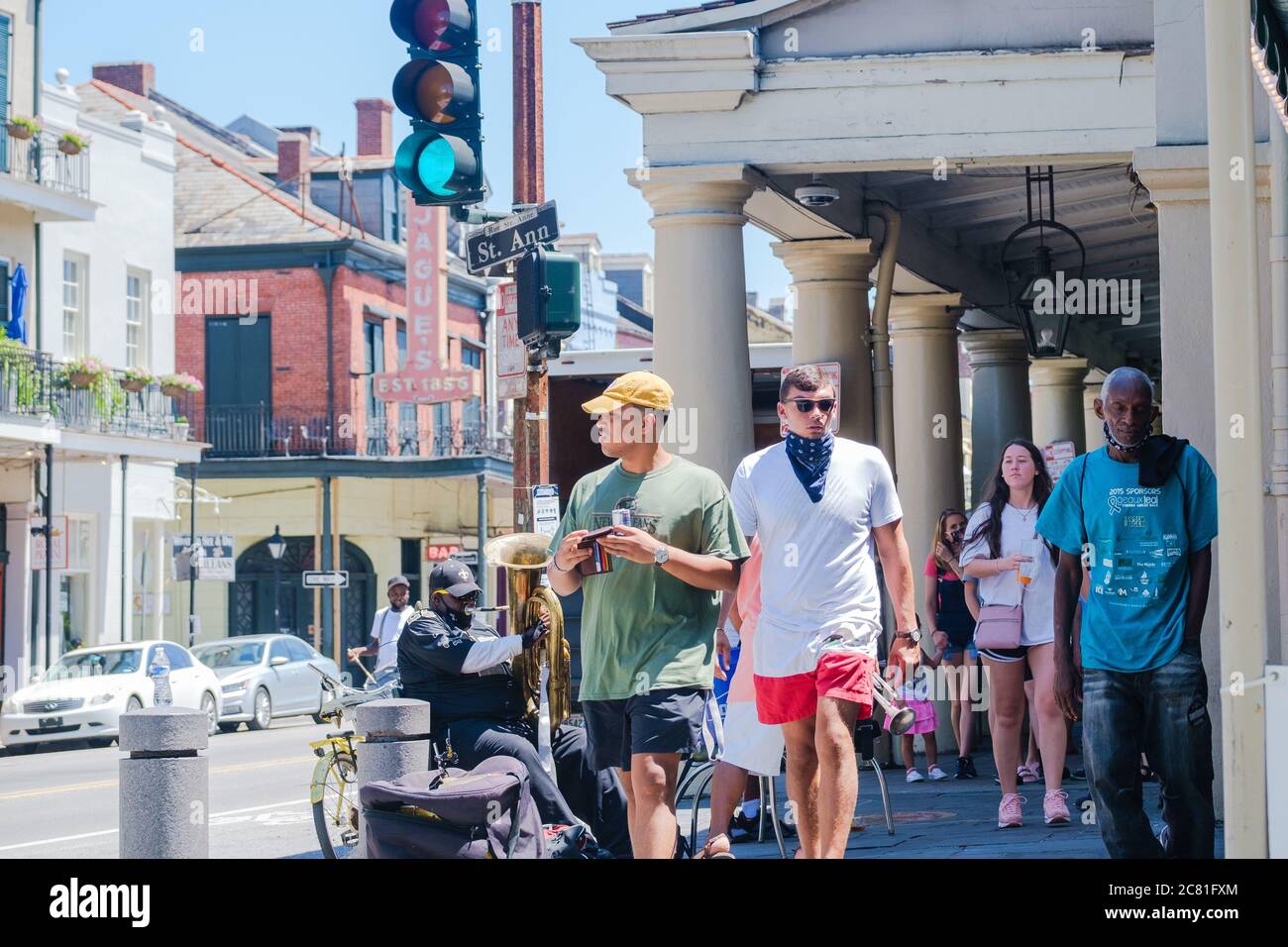 New Orleans, Louisiana/USA - 17. Juli 2020: Straßenmusiker und Fußgänger vor dem Café Du Monde im französischen Viertel während der Corona Virus Pandemie Stockfoto
