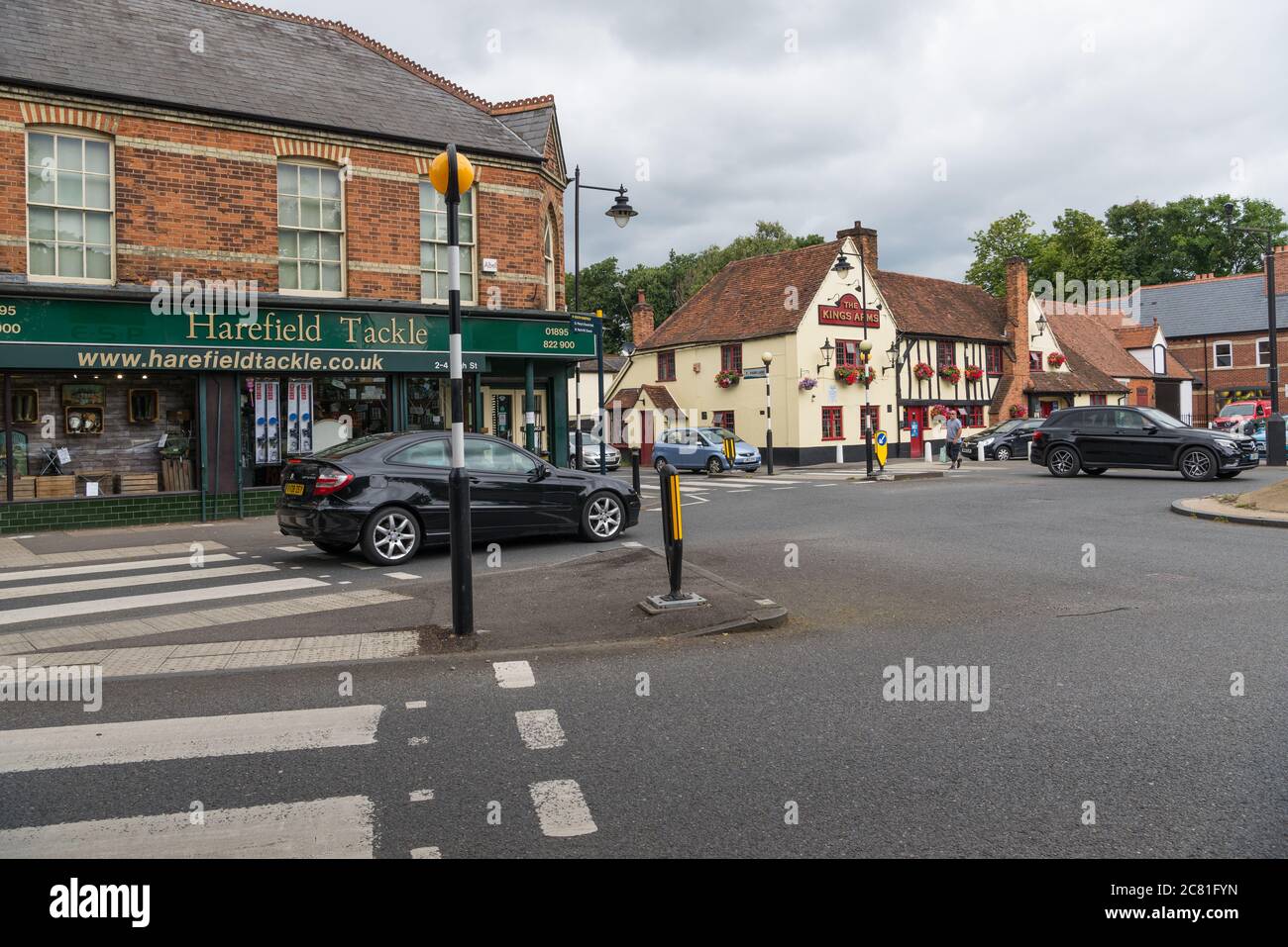 Der Kreisverkehr an der Kreuzung der High Street, Rickmansworth Road, Park Lane und Breakspear Road North im Zentrum von Harefield Dorf. Stockfoto