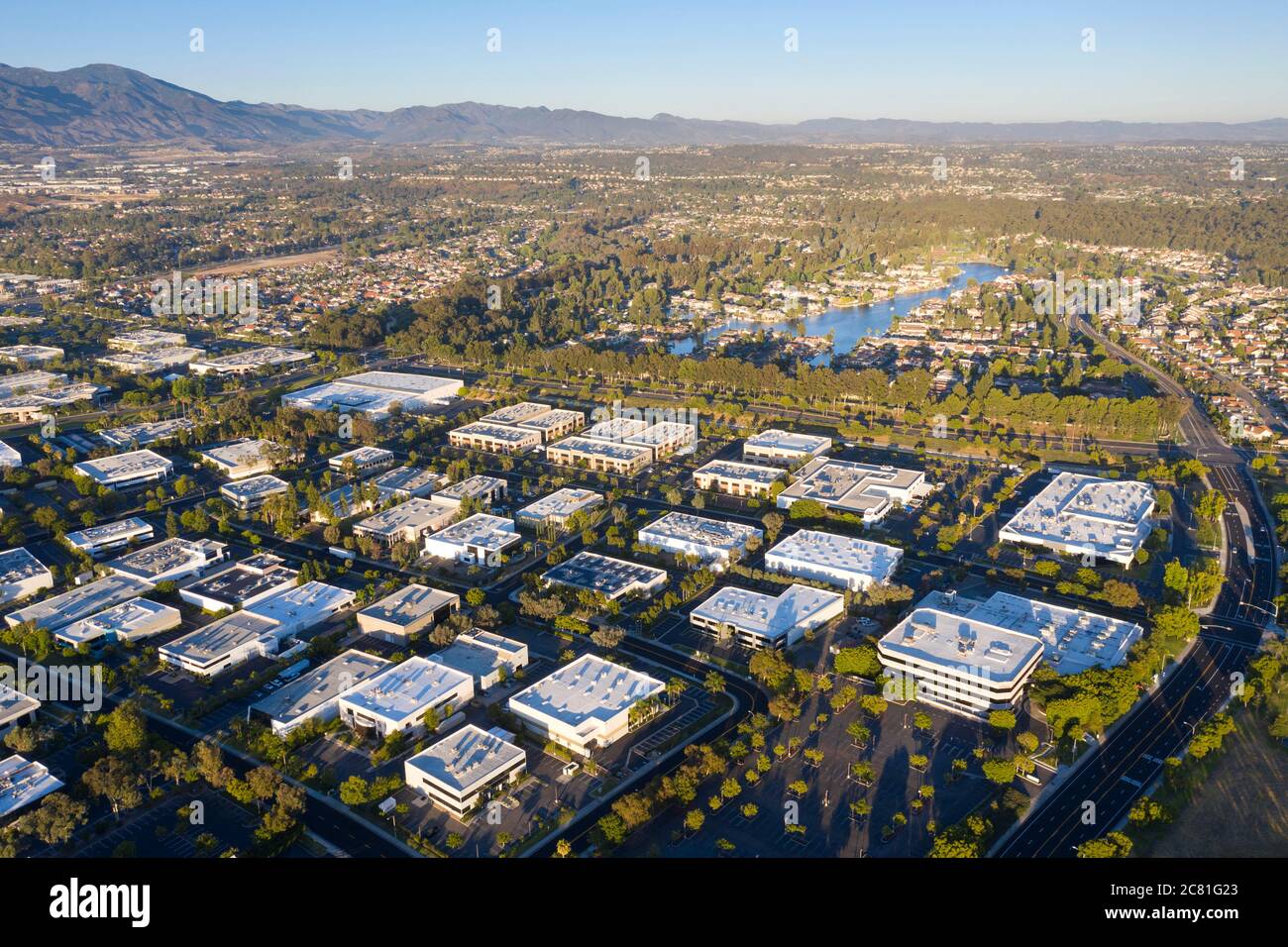 Luftaufnahme von Lake Forest und Irvine in Orange County, Kalifornien Stockfoto