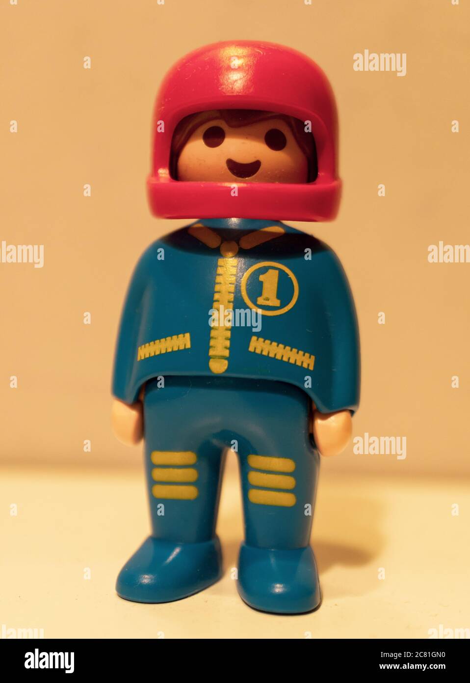 POSEN, POLEN - 26. Jun 2020: Playmobil Rennwagen-Fahrerfigur mit Helm Stockfoto