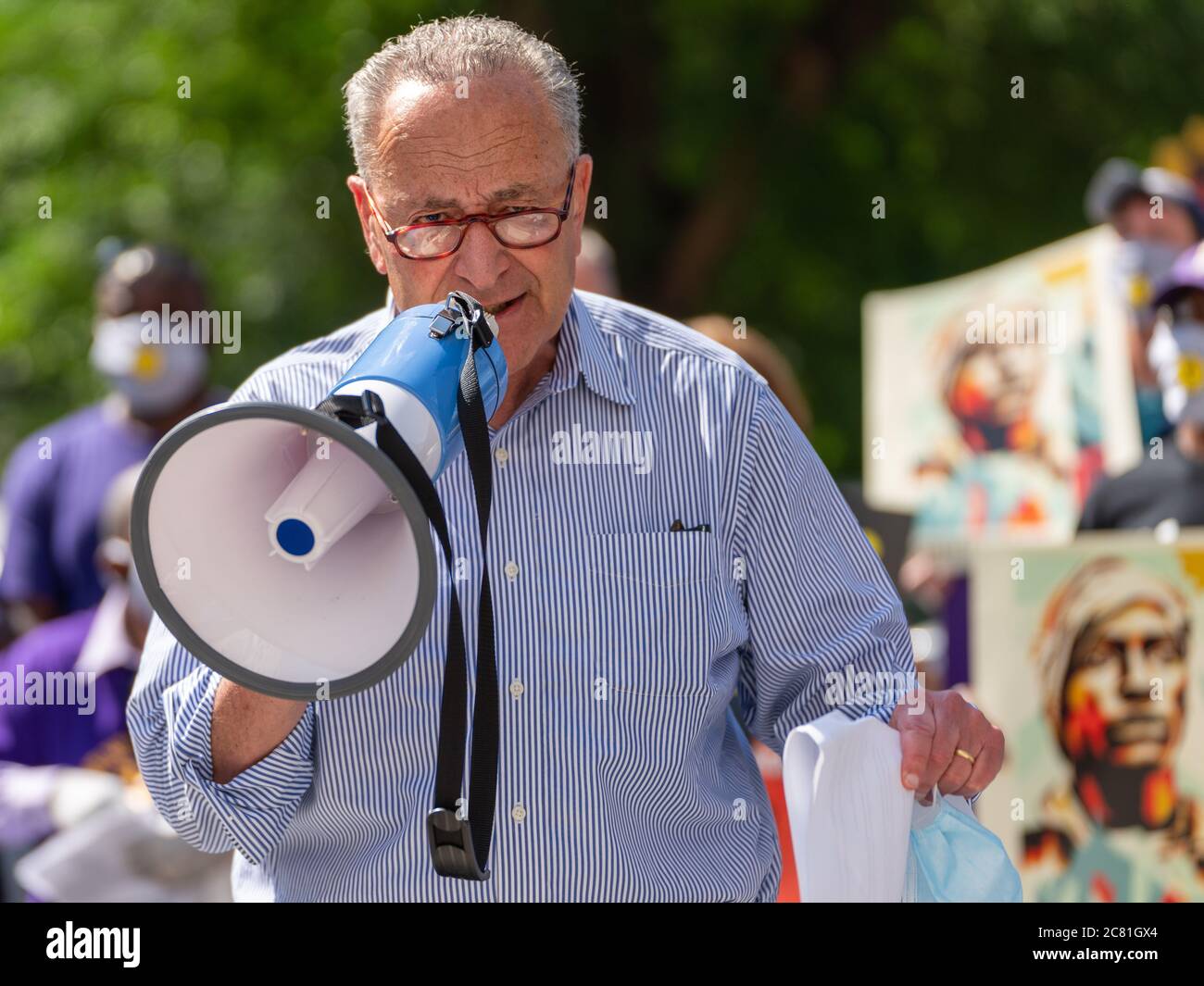 New York, New York, USA. Juli 2020. New York, New York, USA: US-Senator CHUCK SCHUMER, Kundgebungen mit wichtigen Arbeitern außerhalb des Trump International Hotels, um den Senat und Präsident Donald Trump zu fordern, den HEROES Act zu verabschieden und zu unterzeichnen. Quelle: Corine Sciboz/ZUMA Wire/Alamy Live News Stockfoto