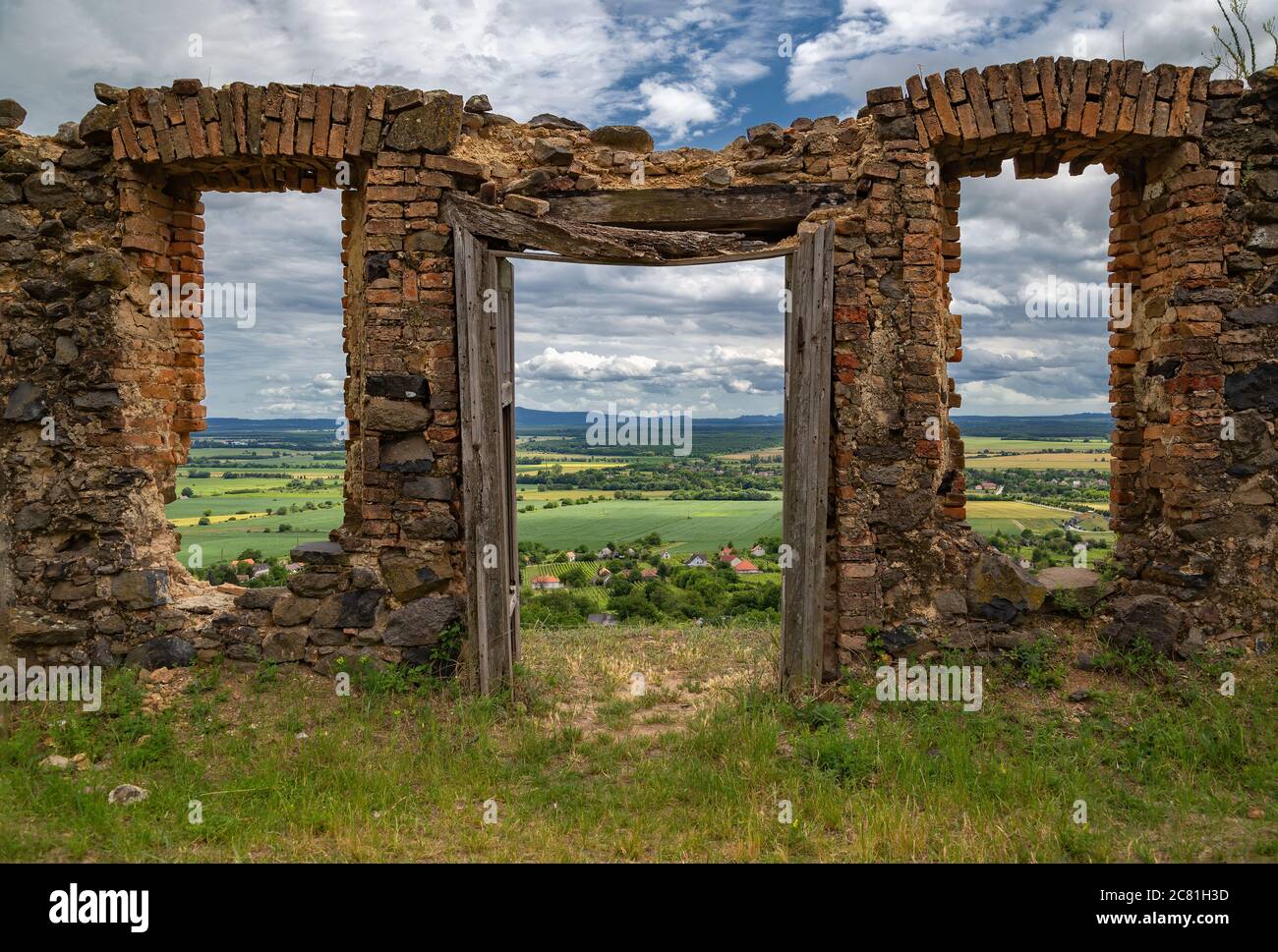 Blick auf die Weinregion Somlo, durch die Überreste eines zerstörten Hauses. Ungarn. Stockfoto