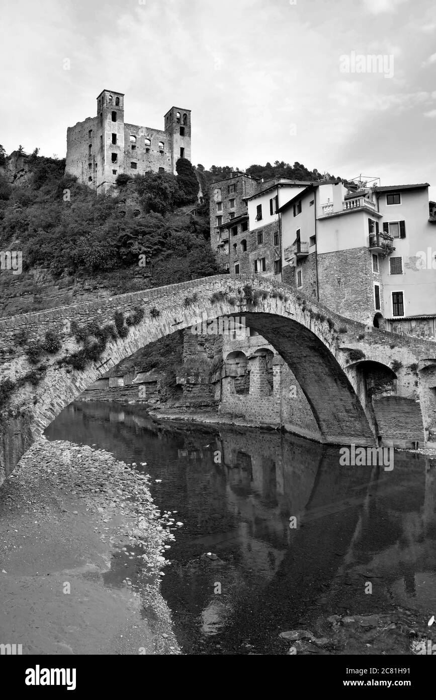 Panorama des ligurischen mittelalterlichen Dorfes Dolceacqua Imperia Italien Stockfoto